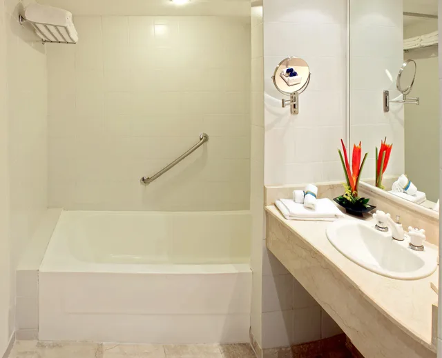 غرفة بسرير كوين بإطلالة على البحر، Hotel Almirante Cartagena Colombia 2/2
