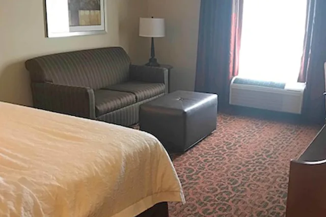 غرفة بسرير كينج مع أريكة، Hampton Inn Waynesburg 3/7