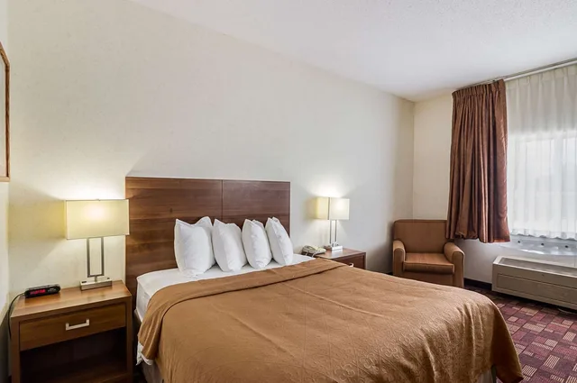 غرفة بسرير كوين، Econo Lodge Luverne I-90 3/6