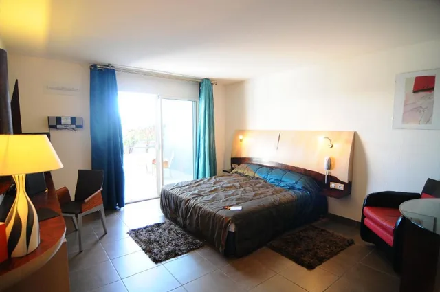 جناح جونيور، Hotel La Fauceille 2/2