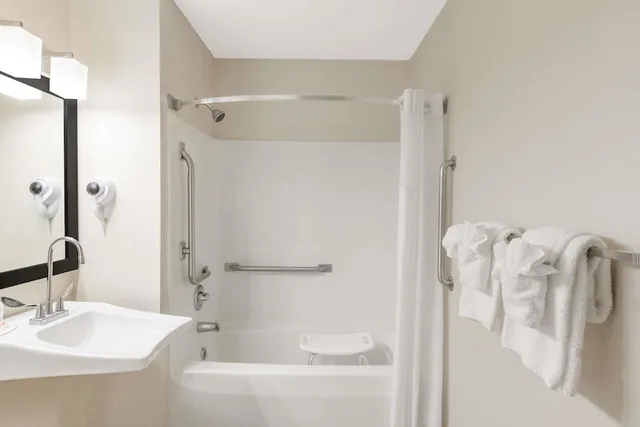 غرفة قياسية بسرير كوين للمدخنين، Super 8 By Wyndham Schenectady/Albany Area 2/3