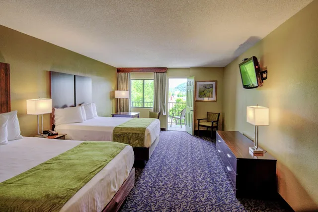 غرفة بسرير كوين بحوض استحمام لذوي الإعاقة، Best Western Plaza Inn 3/8