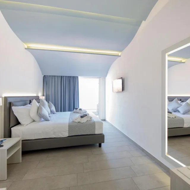 غرفة ديلوكس بسرير مزدوج بإطلالة على البحر بشرفة، Ossuna Bay Hotel Boutique 3/9