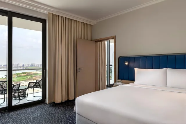 جناح بسرير كينج وسريرين منفصلين بإطلالة على البحر بشرفة بغرفتي نوم، Yas Plaza Bay by IHG 1/3