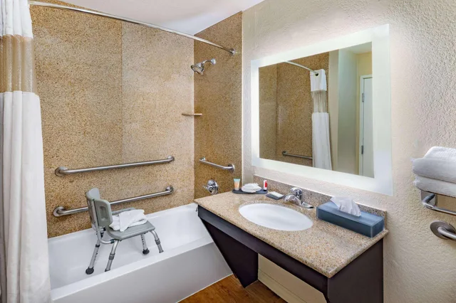 غرفة بسريرين كوين لذوي الإعاقة، La Quinta Inn & Suites by Wyndham Garland Harbor Point 4/4