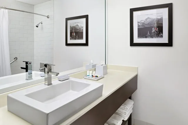 غرفة بسرير كوين بشرفة، Four Points by Sheraton Hotel & Suites Calgary West 1/1