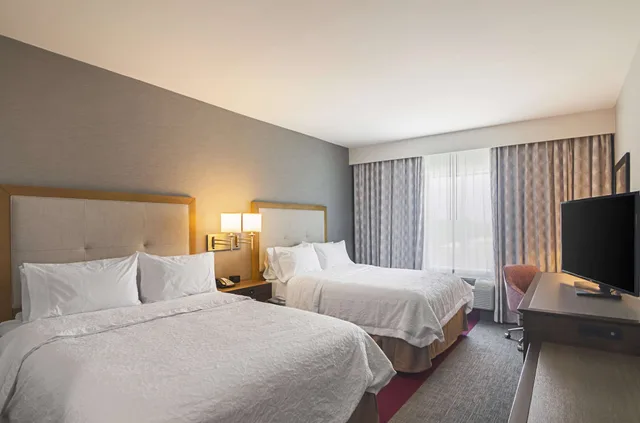 غرفة بسريرين كوين بحوض استحمام، Hampton Inn & Suites Dallas/Richardson 1/5