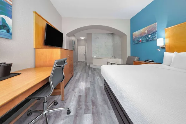 جناح رئاسي بسرير كينج، La Quinta Inn and Suites by Wyndham Alvarado 2/6