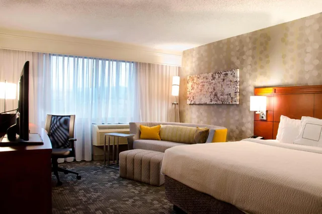 غرفة بسرير كينج مع أريكة بحوض استحمام لذوي الإعاقة، Courtyard By Marriott Waterbury Downtown 1/2
