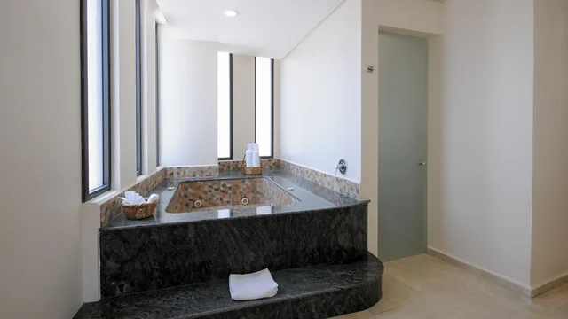 غرفة قياسية بسريرين مزدوجين بإطلالة على المسبح والبحر، Holiday Inn Veracruz Boca del Rio 8/8