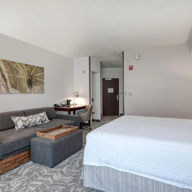 جناح بسرير كينج مع سرير سحّاب إضافي مع أريكة لذوي الإعاقة، SpringHill Suites by Marriott Terre Haute 3/6