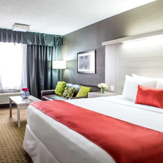 غرفة بسرير كينج، Village Park Inn Calgary 4/8