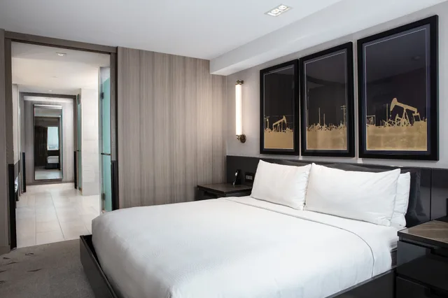 جناح تنفيذي بسرير كينج بغرفة نوم واحدة، Jw Marriott Edmonton Ice District 1/3