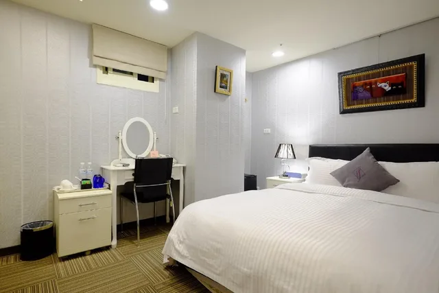 Classic, Queen Bed, No Window، If Inn 2/4