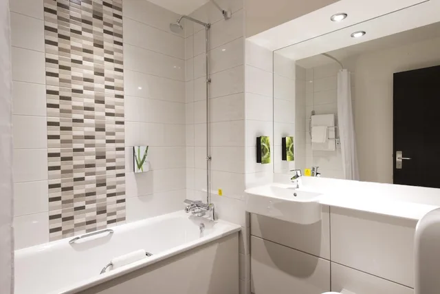 Standard, Double Bed, Premier Inn London Wembley Stadium 2/2