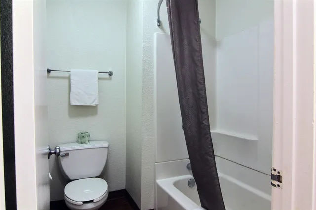 غرفة قياسية بسرير كوين، Motel6 Bismarck, ND 6/7