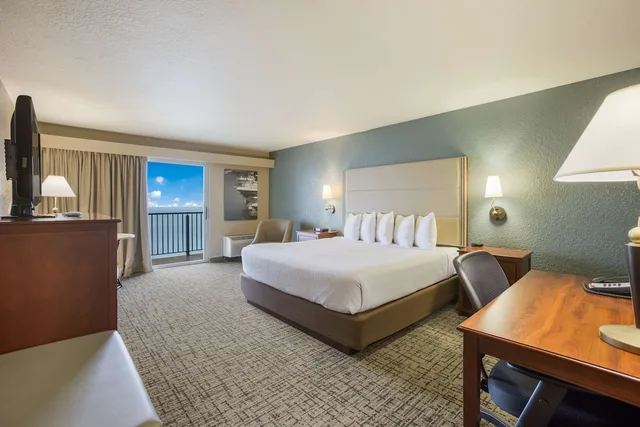Room, King Bed, Lake Side, Balcony، Best Western Harbour Pointe Lakefront 2/5