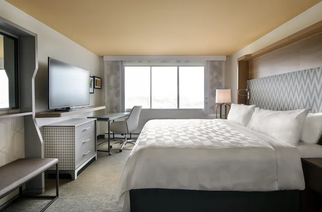 Standard, King Bed, Holiday Inn Montreal Longueuil 1/4