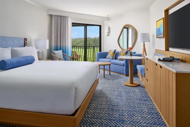 غرفة سيغنتشر كلوب بسرير كينج بإطلالة جزئية على البحر مع أريكة، OUTRIGGER Kauai Beach Resort & Spa 1/5