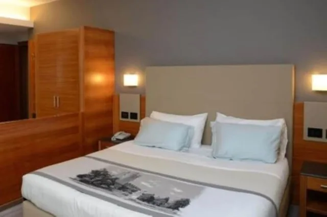 غرفة قياسية بسرير كوين، Albergo Roma, Bw Signature Collection 1/4