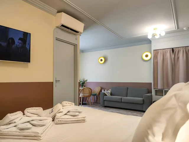 استوديو تنفيذي بسريرين منفصلين بشرفة مع أريكة، Hôtel Au Picardy 1/6