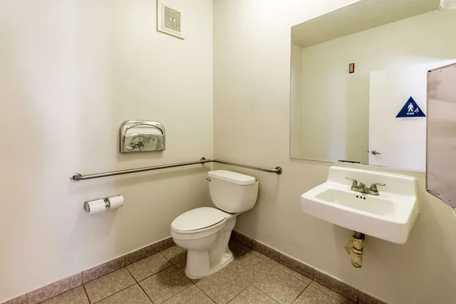 Efficiency, King Bed, Accessible، Quality Inn Fresno Near University 4/6