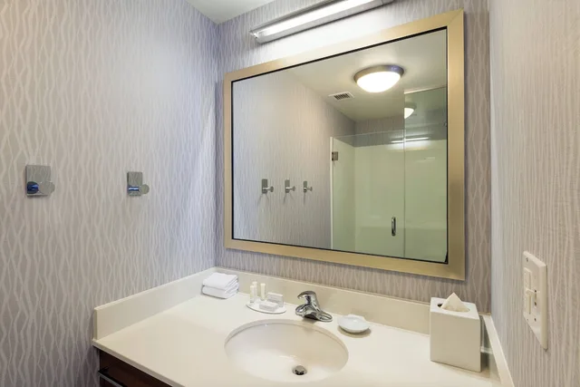 جناح بسريرين كوين مع أريكة لذوي الإعاقة، Springhill Suites Louisville Downtown 2/3