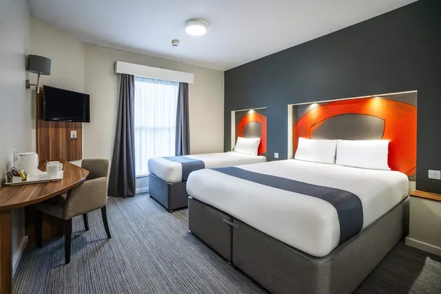 غرفة بسرير مزدوج وسرير فردي، Ramada by Wyndham London Stansted Airport 2/6