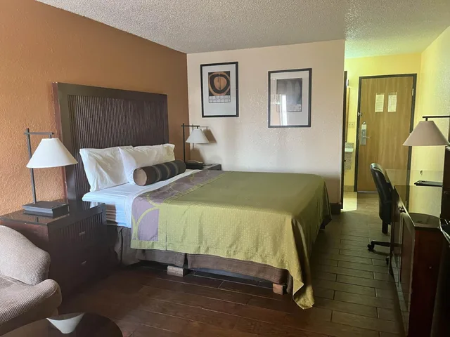 1 King Bed - Mobil Access Tub Nsmk Micfridg، Motel6 Deming, NM 2/6