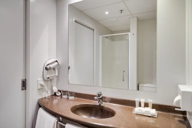 غرفة بسريرين مزدوجين بإطلالة على البحيرة، IBIS ROTORUA 9/10