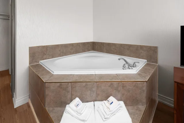 جناح استوديو بسرير كينج بإطلالة على النهر، Ramada by Wyndham Arnprior 6/6