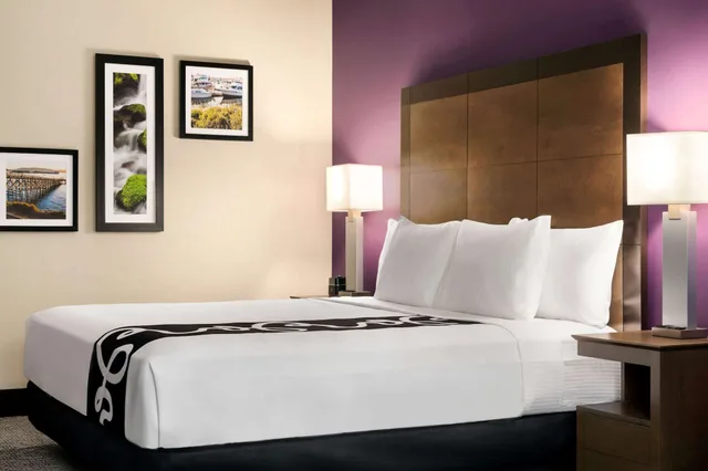غرفة ديلوكس بسرير كينج لذوي الإعاقة، La Quinta Inn And Suites by Wyndham Burlington 3/4