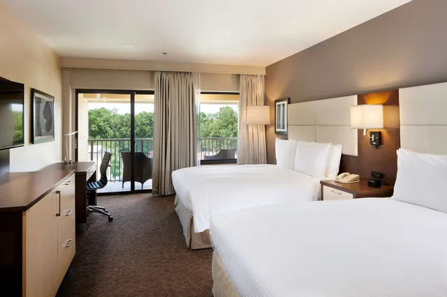 غرفة ديلوكس بسريرين كوين بشرفة، DoubleTree by Hilton Williamsburg 1/6