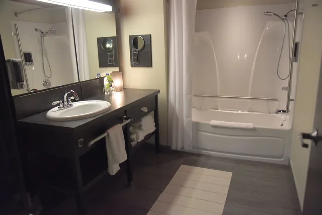 غرفة غراند كومفورت بسريرين كوين بإطلالة على البحيرة، Grand Times Hotel Sherbrooke 6/7