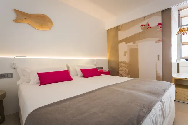 جناح بسرير مزدوج وسرير فردي بإطلالة على البحر، One Ibiza Suites 1/4