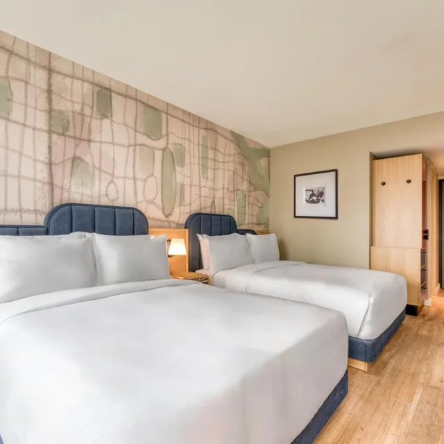غرفة بسرير كينج وسريرين كوين، Toor Hotel Toronto, Part Of Jdv By Hyatt 1/4