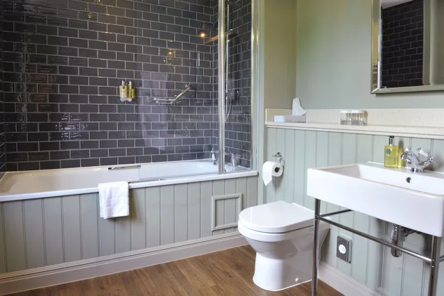 Classic, Double Bed, The Crown Manor House Hotel 3/4
