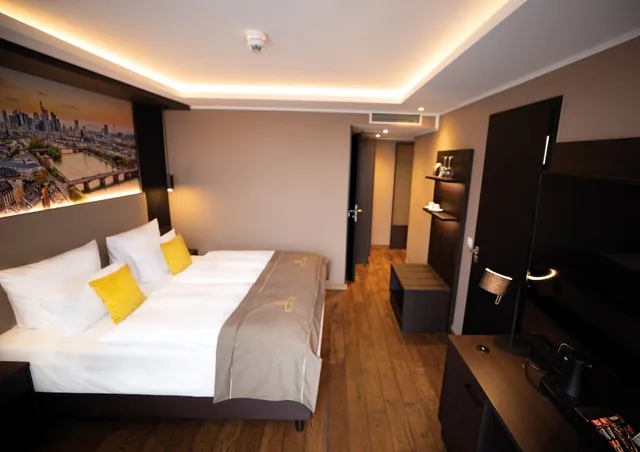 City, Queen Bed, Skyline Hotel 1/8