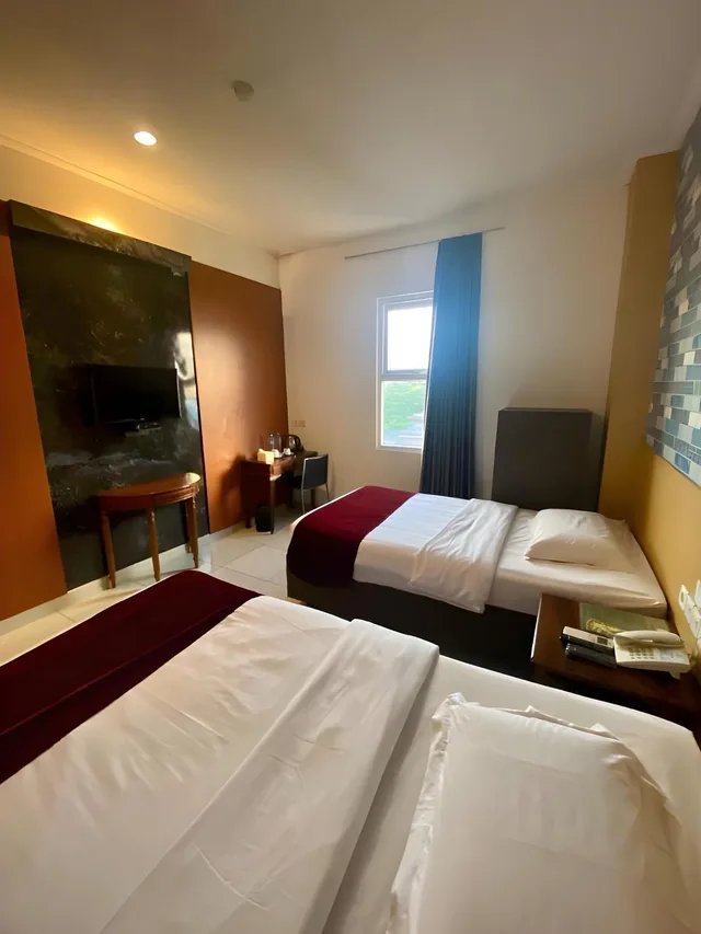 غرفة ديلوكس بسرير كوين وسريرين منفصلين، Hotel Marilyn Serpong - Tangerang Selatan 2/3