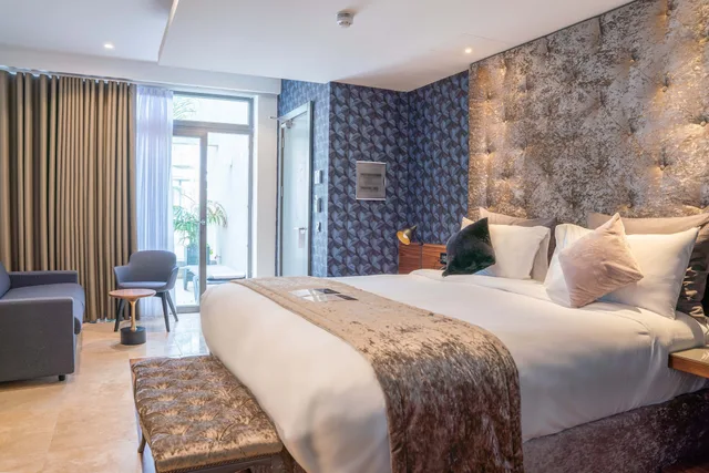 غرفة تنفيذية بسرير كينج مع أريكة، The Village Boutique and Spa 1/3