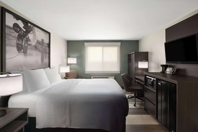 غرفة بسرير كوين لذوي الإعاقة، Super 8 by Wyndham Conrad MT 3/4