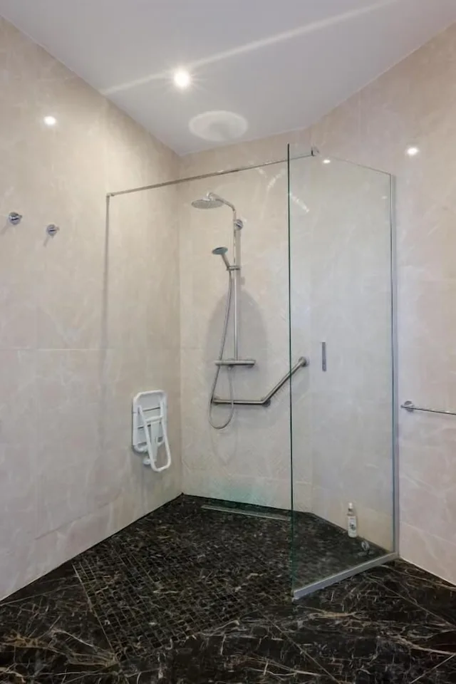 غرفة قياسية رباعية بسرير مزدوج وسريرين منفصلين بإطلالة جزئية على البحر، Hotel Saint Christophe Calvi (ex Saint Christophe Corsica) 5/5