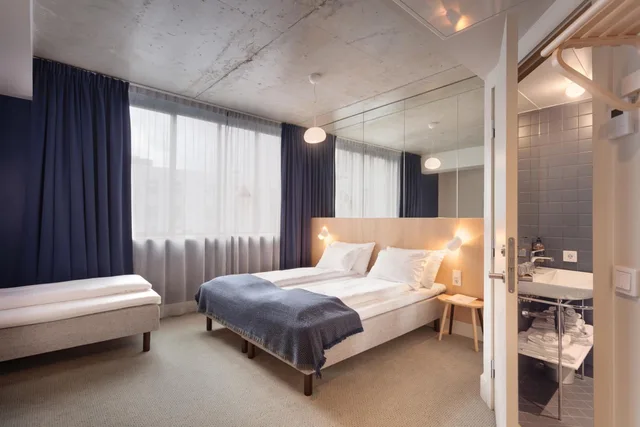 غرفة عائلية بسريرين منفصلين مع أريكة، ZANDER K HOTEL 1/4