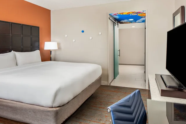 غرفة كلوب بسرير كينج، Renaissance Indianapolis North Hotel 1/3