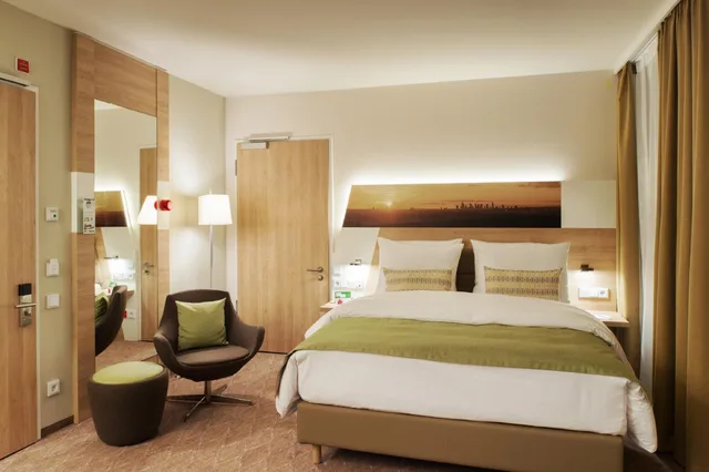غرفة قياسية بسرير كينج وسرير كوين، Holiday Inn Frankfurt Airport 2/10