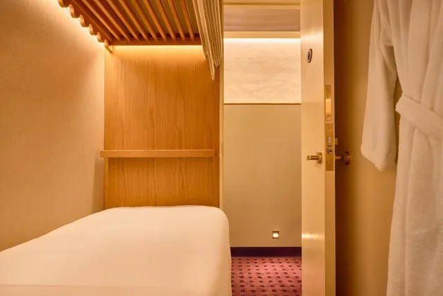 ADA Sleeper Cabin (ADA)، Now Now NoHo 2/2