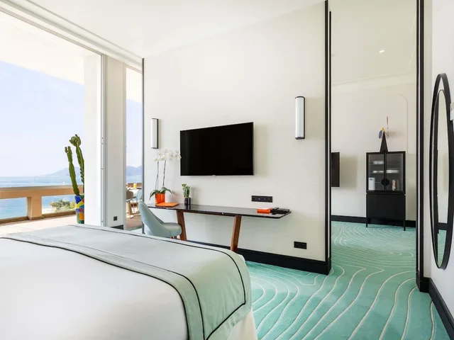 Signature, Suite, King Bed, Sea View, Sofa, Terrace, Mondrian Cannes 3/8