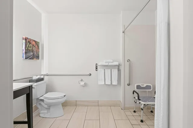 غرفة بسرير كينج لذوي الإعاقة، La Quinta Inn & Suites by Wyndham Atlanta Douglasville 7/7