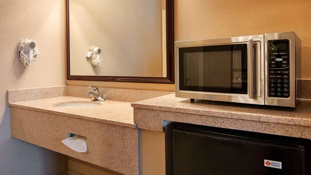 جناح بمطبخ صغير، Best Western Forest Inn 7/7