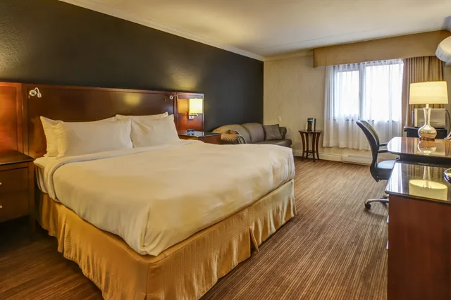 غرفة قياسية بسرير كينج مع أريكة، Centre de Congres Hotel La Sagueneenne 1/9